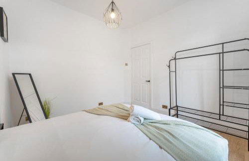 4BR House By Astra Residences Short Lets & Serviced Accommodation Stanley With Free Parking & Instant Booking - Foto 24