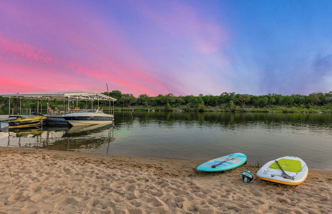 Beach House 2 on Lake LBJ - Sleeps 24 - Foto 1