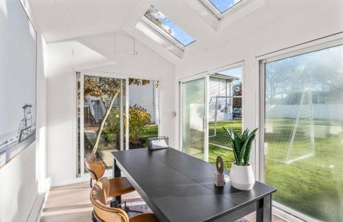 Walk to the Beach - Modern Home with FirePit and Bikes - Foto 62