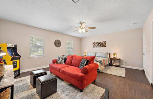 with Arcade and Covered Patio Sleep 9 in this 4 Bedroom 2 Bath Home 5 star host Deer Park TX - Foto 12