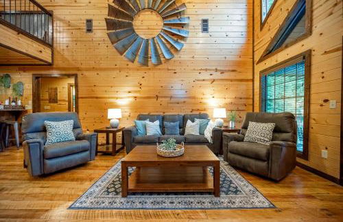 Rustic Family Getaway - Pool Table, Hot Tub, Pets, Great Location - Photo 8