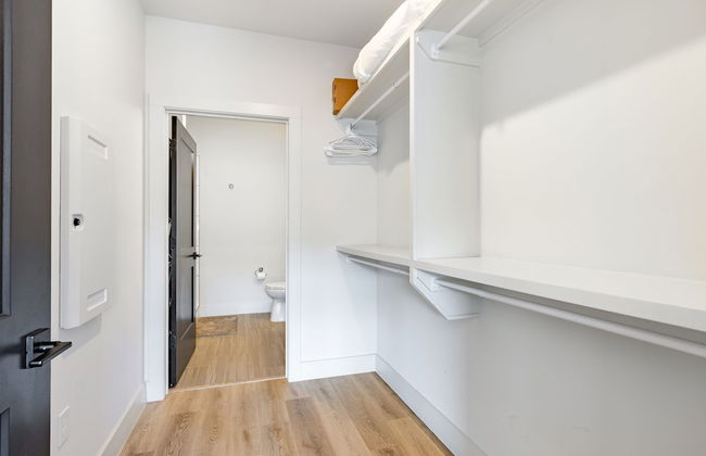 Prime Walkable Midtown Location Pool Gym Outlaw s Den by Avantstay - Foto 18