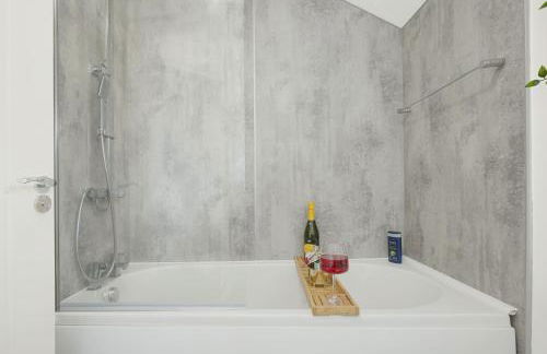 Newly Refurbished House - Close to Town Centre -Free Parking, Super-Fast Wifi, Smart TV with Netflix by Yoko Property - Photo 7