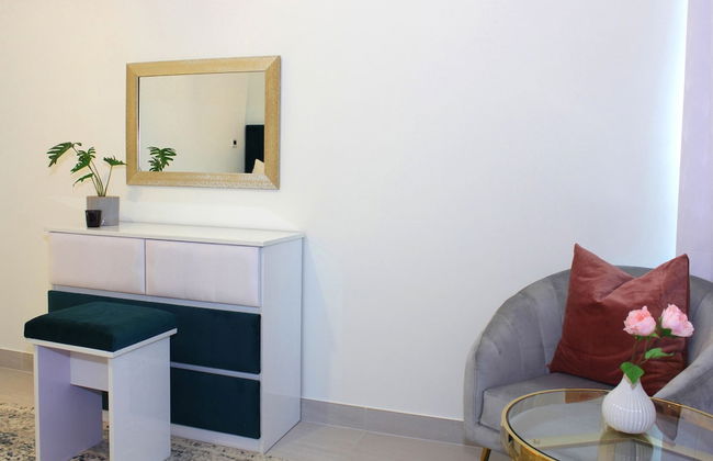 Luxury StayCation - Tranquil Retreat With Beautiful Park Views - Photo 2