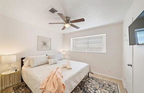 Covered Back Patio Covered Parking Game Room WIFI Smart TV's every room Washer & Dryer - Foto 18