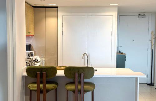 High Floor Modern 1BR Stunning Views Balcony Portable AC Free Parking - Photo 8