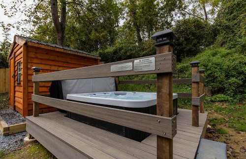 Quiet Cottage In The Woods, with Hot Tub! - Foto 17