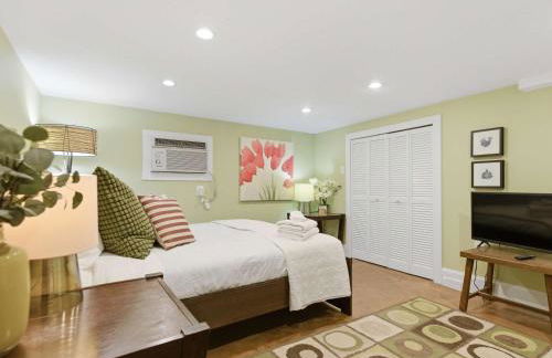 Charming 4BR Bungalow - Steps to Clarendon METRO - Foto 19