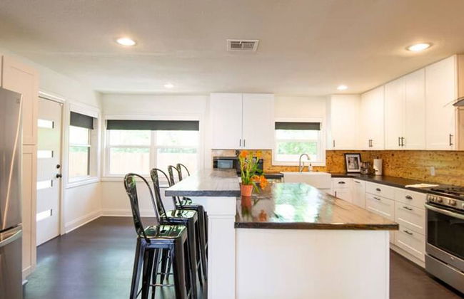 The Mod Poppy Large Home 10 Minutes From it all - Foto 4