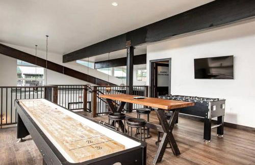 LUX Modern Chalet, Pool & Hot Tub, 10 Mins to the Mountain & Incredible Views - Photo 24