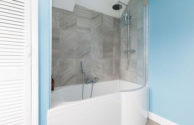 Bright Modern 4 br House 100 Metres From Beach - Photo 75