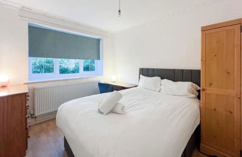 5 Bed Townhouse with Garden & Parking by BrumStay UK - Foto 38