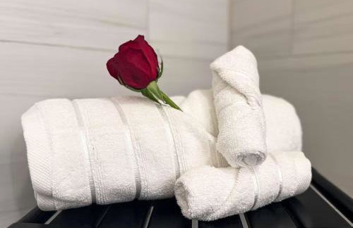 Bancroft Bungalow - Hot Tub, Fire Pit - Near Uptown - Foto 3