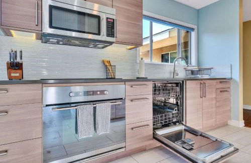 Modern Pool house with hot tub and relaxing backyard - Foto 16