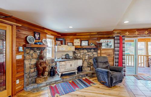 Rustic Cabin with Decks and Hot Tub in Garden Valley! - Foto 5