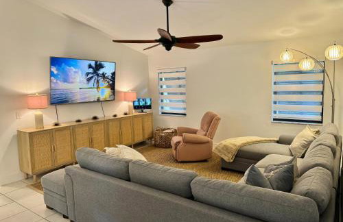Three-Bedroom House - Best area-Heated Pool-Spa and Sauna Close to Beaches - Foto 9