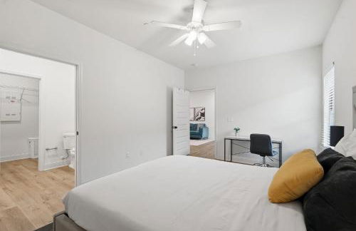 Chic 2BR2BA Home Great Location - Photo 4