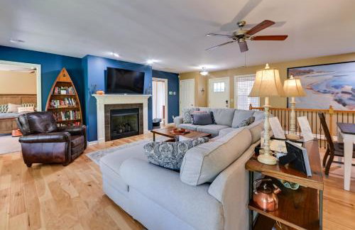 Lakefront Gilbertville Haven with Private Boat Dock! - Foto 3