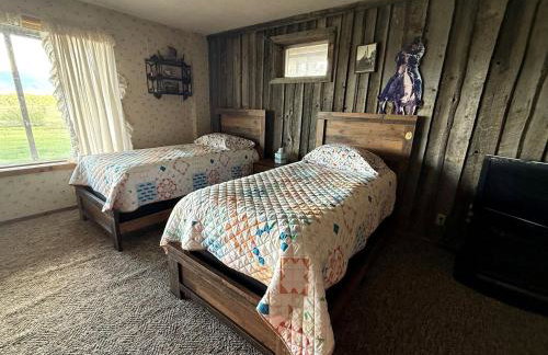 Charming Riverfront Guest House with Deck Overlooking Madison River, Near Ennis, Montana - Foto 28