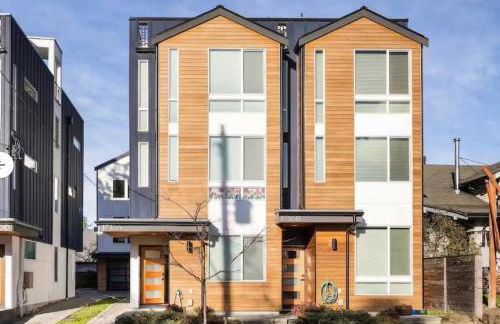 2022 Modern 3BR Tesla Charger City Views - Photo 39