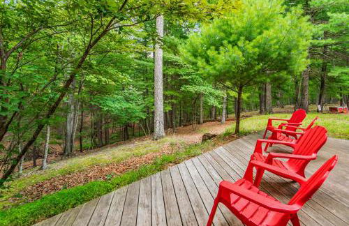 Cabin w hot tub & kayaks by river - Foto 3