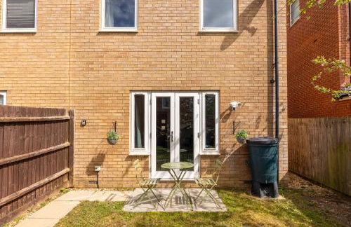 Stylish 3 Bedroom House - Excellent Location - Free Parking, Garden, Fast Wifi, Work Space and Self-Check-In by Yoko Property - Foto 12