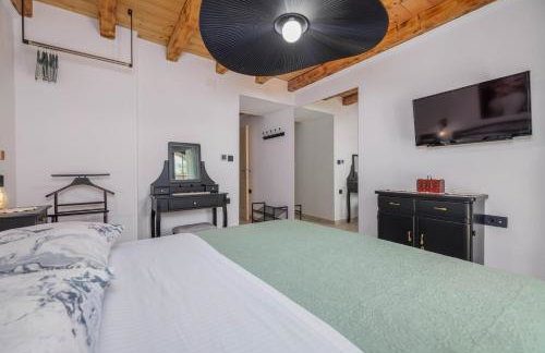 Villa Melary with Pool and Jacuzzi - Photo 18