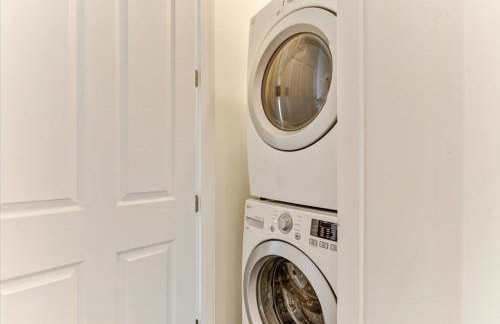 Modern 4BR Home Rooftop Patio Mountain Views - Foto 37