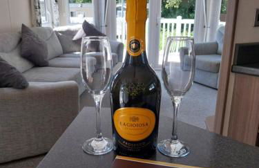 Family breaks at Rockley Park with Prosecco and a box of chocolates on arrival - Photo 5