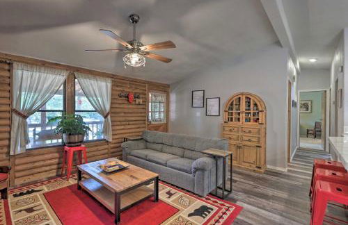 Updated Strawberry Family Cabin with 2 Private Decks - Foto 4