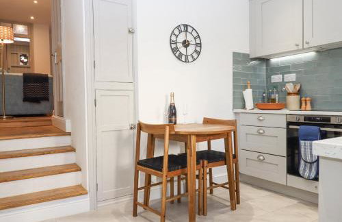 The Cottage on The Square - Photo 9