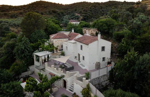 Verekinthos Villas - Pool, Hot Tub, BBQ, Kids Playground, Stunning Mountain Views - Photo 12