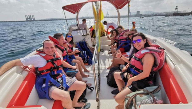 Motoscafo usato per il parasailing