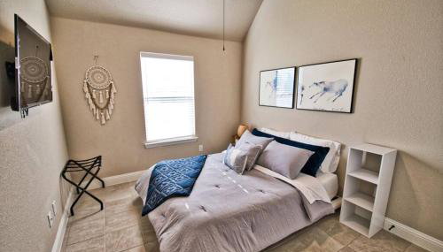 Waxahachie Queen bed, 10 mins 2 DWNT & Medical managed by stay albatross rentals 254-500-2317 - Foto 2