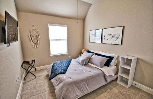 Waxahachie Queen bed, 10 mins 2 DWNT & Medical managed by stay albatross rentals 254-500-2317 - Foto 2
