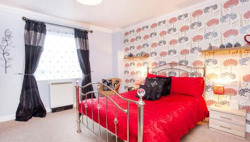 Riverbank View Three Bedroom Apartment with Free Parking - Photo 5