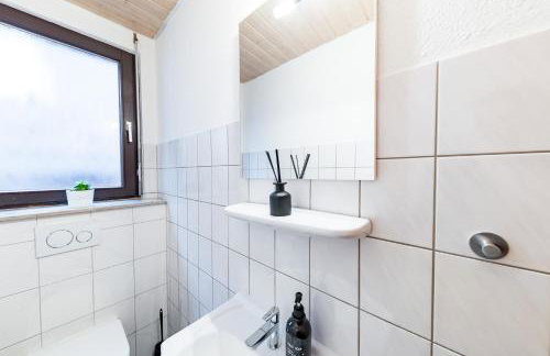 Modernes Apartment mit Balkon, Parkplatz, Waschmaschine für 4-5 Gäste - Foto 17