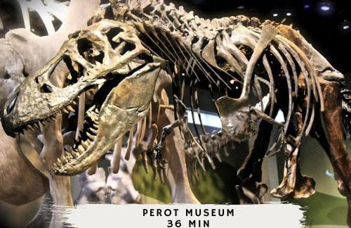 Glamorous Mansion w Private Pool and Cinema Room - Photo 61