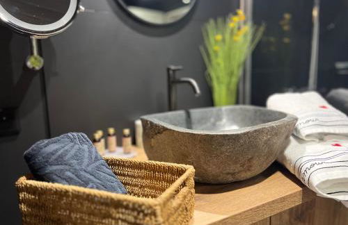 Gîtes de charme "l'écrin de Vendée" jacuzzi privatif, piscine chauffée, prestations bien être, vélos à 10 mn de l'océan sur 3,5 h de verdure - Photo 73