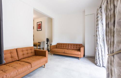 4 bedroom house with Garden, Parking & 3 mins Walking Distance from Train Station - Photo 6