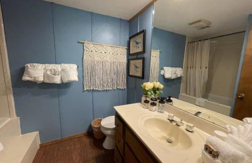 Forest view, log-sided two bedroom, two bath condo on Lake Ouachita, condo - Foto 22