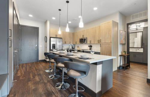 Modern Comfort North Austin with Balcony and Workspace - Foto 8