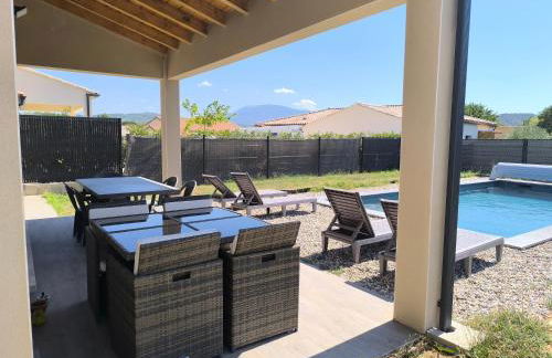 villa récente climatisée avec piscine privée - Photo 2