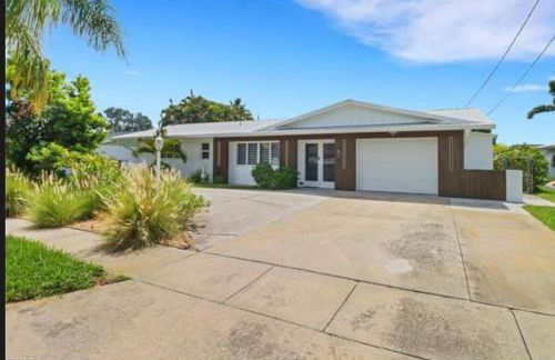 Renovated Modern Home with Big Pool & Ocean Access - Foto 14