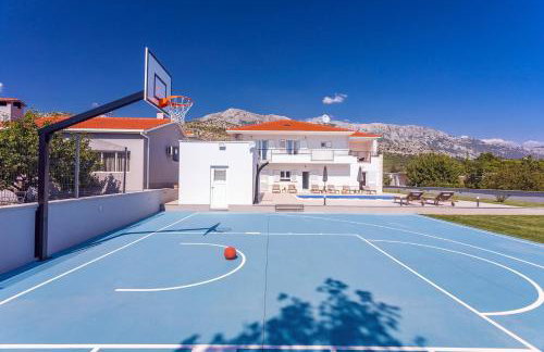 VILLA ALMIC with heated pool, 5 bedrooms, Gaming room, a multi-use playground court - Photo 7