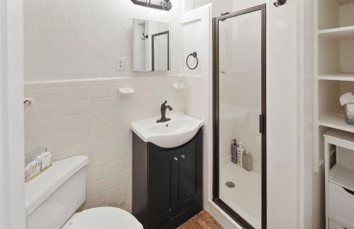 Adorable Southside ATM Cottage with Bikes, Pets OK - Photo 16