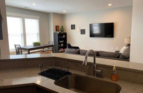 3BR Downtown with Private Garage-Walk to Mass Ave-Family Friendly - Foto 6