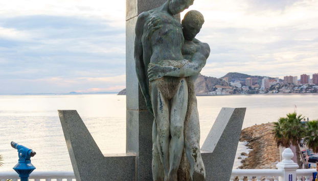 Free tour por Benidorm - Foto 3, Monumento a los Muertos en el Mar