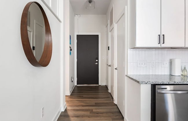 Spacious 2BD With Private Balcony and Free Parking - Foto 9