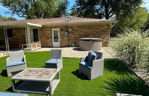 Delightful 3 Bd Home with King size bed, hot tub, playground! - Foto 47